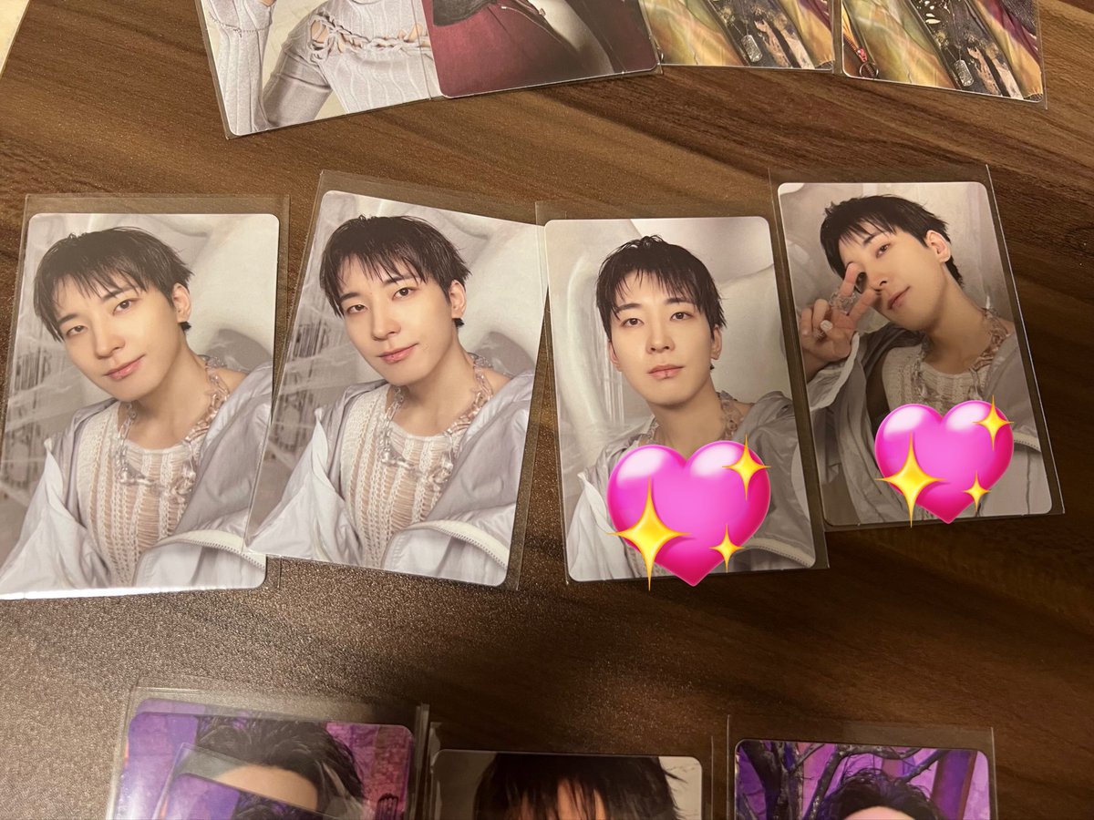 ww6_nu's tweet photo. @a_j74s129r216 リプありがとうございます。
主様がお求めの💖、パズル、weverse特典の交換と言うことでよろしいでしょうか？
こちら異種になってしまい申し訳ありませんが、これらのトレカと交換していただくことは可能でしょうか？
ご検討よろしくお願いいたします。 https://t.co/4oEt1sc27L