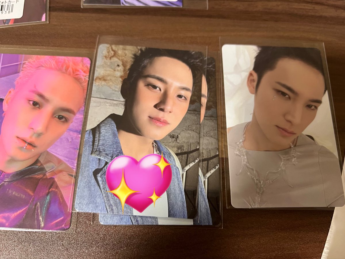 ww6_nu's tweet photo. @a_j74s129r216 リプありがとうございます。
主様がお求めの💖、パズル、weverse特典の交換と言うことでよろしいでしょうか？
こちら異種になってしまい申し訳ありませんが、これらのトレカと交換していただくことは可能でしょうか？
ご検討よろしくお願いいたします。 https://t.co/4oEt1sc27L