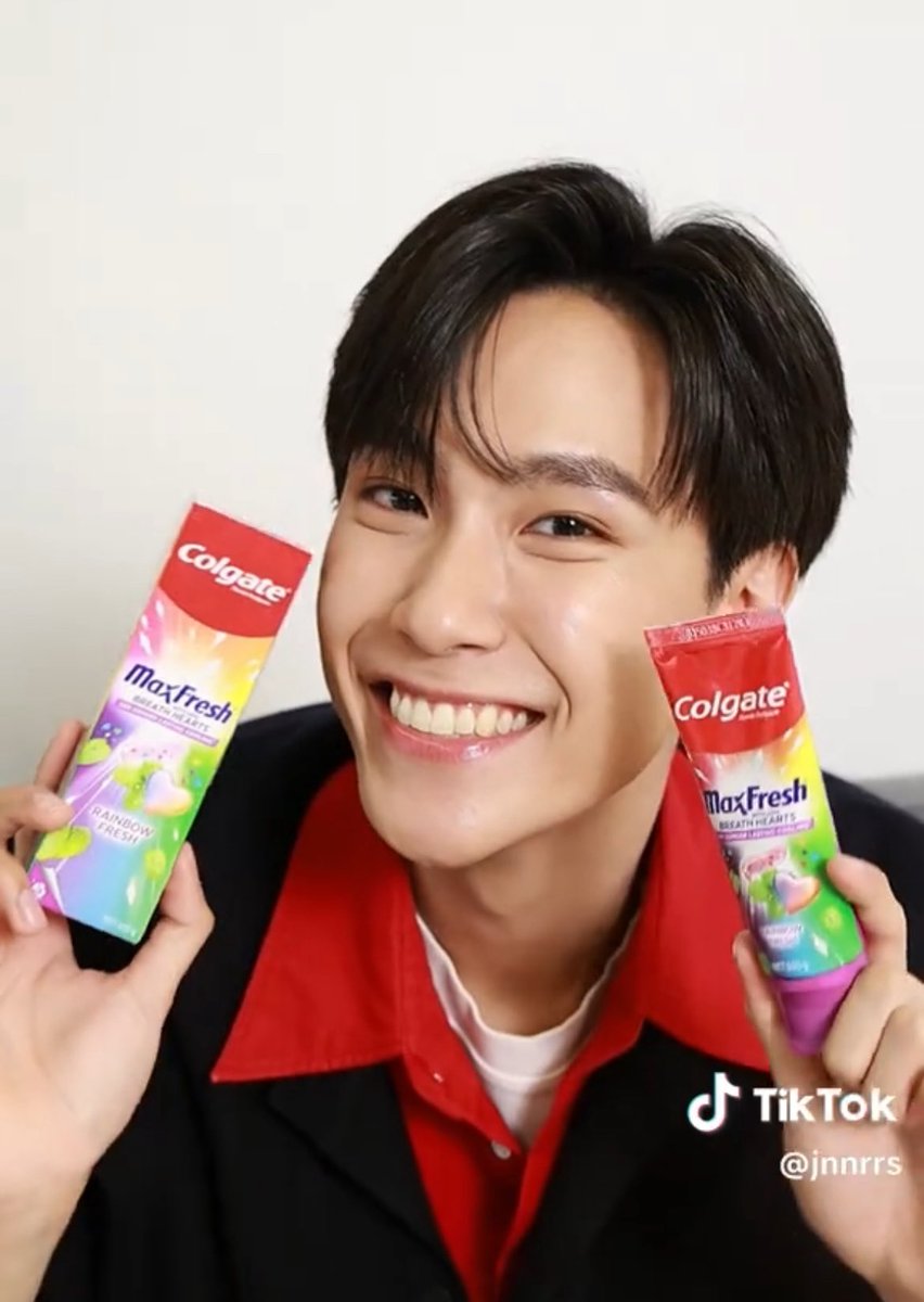 yewtree_yiu's tweet photo. 🐶 : รู้ไหมคับว่ารอยยิ้มของผมทำให้ใครหลายคนหลงได้ “ขนาดน้องคนนั้นยังหลงผมเล้ย”
พี่จูขิงมากก เข้าใจน้องคนนั้นทุกอย่างง ก็พี่จูยิ้มสวยจริงๆ จะไม่ให้หลงได้ไง เนอะะ
#JuniorMark #junniorrs #colgateth #colgatemaxfresh https://t.co/xDSUCWcIT7