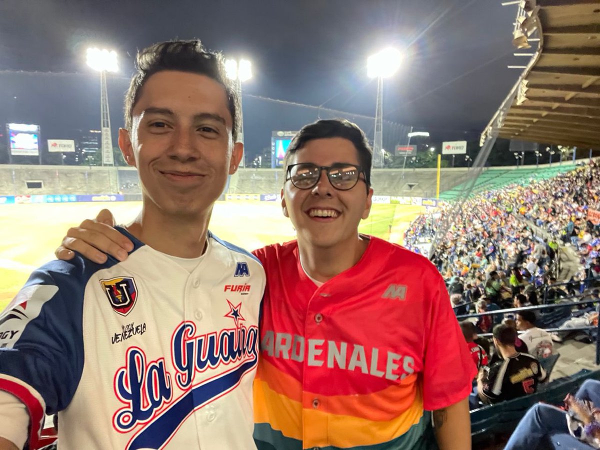 Pronto juntos, amigo querido. Son 96 horas sin saber de ti, pero no nos rendimos.

Sé que este año volveremos al estadio a chalequearnos con mis guaros y tus tibus #DóndeEstáCarlitos #LiberenACarlitos