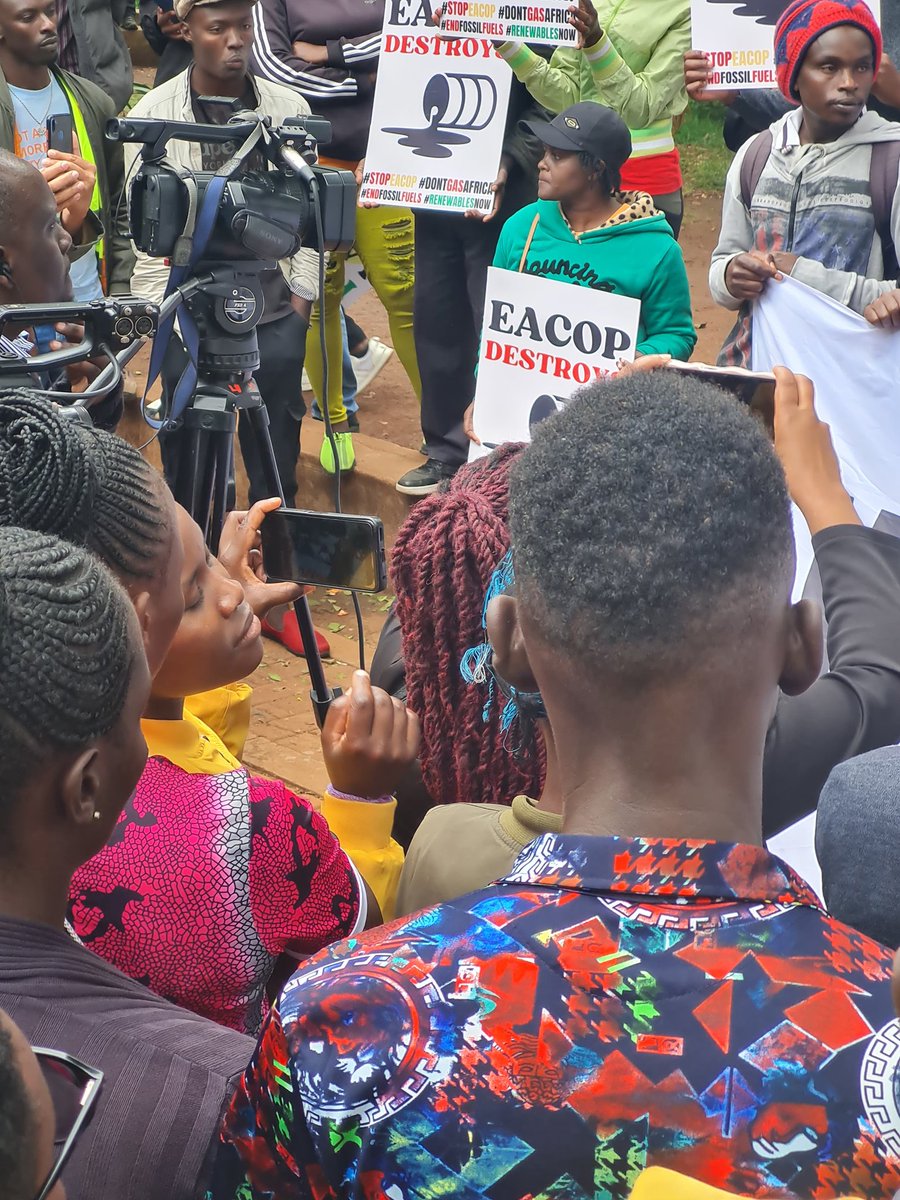 wateulecenter's tweet photo. Our resistance is rooted in Afrocentric eco-justice. We center indigenous voices, frontline communities, and youth organizing for a fossil-free future.
@350Africa
@climateclockDRC
@ecollabsetotalde
@stopEACOPnl
@stop4Ecop
@princepapa1
#FreeKCB11
#StopEACOP
#KCBComplicity https://t.co/pEQm7UgtLU