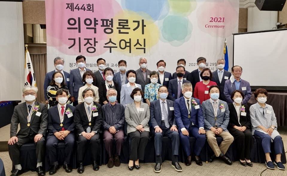 - 의약계 오피니언 리더 ‘의약평론가’ 6명 새로 탄생 
- 의사평론가 구성욱 교수-안건영·유인상·최주현 원장 선정
- 약사평론가에는 이상국·한균희 교수 2명 추천
- 본사( #의학신문 · #일간보사 )주관, jw중외제약 후원 
- 6월 17일 제48회 기장 수여식

bosa.co.kr/news/articleVi…