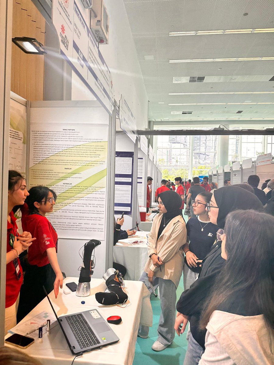 pursaklarfsb's tweet photo. TÜBİTAK 2204 Lise Öğrencileri Araştırma Projeleri Final Sergisi’ne katılım sağlayan öğrencilerimiz, bilimsel çalışmaların niteliğini yerinde gözlemleme ve akademik paylaşımlarda bulunma imkânı buldu. Sergi, yürütmeyi planladığımız projelere ışık tutarak bizlere yol gösterici oldu https://t.co/XZmdG6SdYs