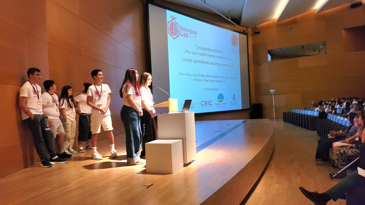 bilingualab_ugr's tweet photo. Los alumnos del IES Emilio Muñoz que han presentado su mini-proyecto de divulgación científica sobre bilingüismo en @ParqueCiencias:    
⏩"Una grande problema"⏪ 
¡Enhorabuena chicos! ¡¡Habéis hecho ciencia!!

@UGRdivulga,@CanalUGR,@PIIISAProject,@bilingualab_ugr,@IberlabE https://t.co/NHtI1mU0Q9