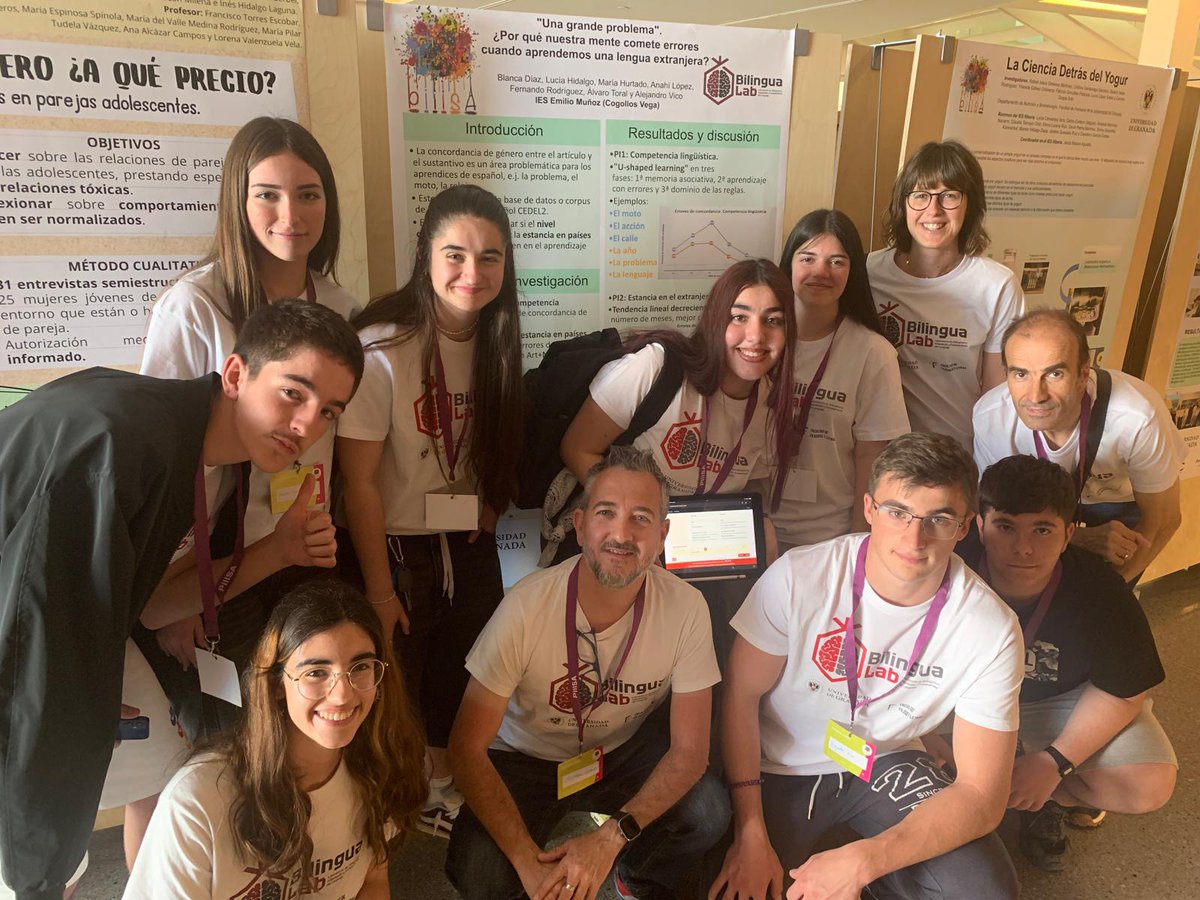 BilinguaLab_UGR (@bilingualab_ugr) on Twitter photo Los alumnos del IES Emilio Muñoz que han presentado su mini-proyecto de divulgación científica sobre bilingüismo en <a href="/ParqueCiencias/">Parque De las Ciencias</a>:
⏩"Una grande problema"⏪
¡Enhorabuena chicos! ¡¡Habéis hecho ciencia!!
<a href="/UGRdivulga/">UGRdivulga</a>,<a href="/CanalUGR/">Universidad Granada</a>,<a href="/PIIISAProject/">PIIISA</a>,<a href="/bilingualab_ugr/">BilinguaLab_UGR</a>,<a href="/IberlabE/">IberLab Unidad de Excelencia</a> Los alumnos del IES Emilio Muñoz que han presentado su mini-proyecto de divulgación científica sobre bilingüismo en <a href="/ParqueCiencias/">Parque De las Ciencias</a>:
⏩"Una grande problema"⏪
¡Enhorabuena chicos! ¡¡Habéis hecho ciencia!!
<a href="/UGRdivulga/">UGRdivulga</a>,<a href="/CanalUGR/">Universidad Granada</a>,<a href="/PIIISAProject/">PIIISA</a>,<a href="/bilingualab_ugr/">BilinguaLab_UGR</a>,<a href="/IberlabE/">IberLab Unidad de Excelencia</a>
