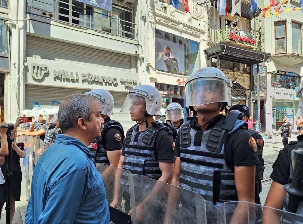 bilgesuyildirm's tweet photo. bugün Cumartesi Anneleri’nin Galatasaray Meydanı’nda başlattığı nöbetin 30’uncu, Gezi Direnişi’nin ise 12’nci yıldönümü. düşene, dövüşene, direnene, vazgeçmeyene bin selam. bin selam da ağaçların, kayıpların, annelerin vekiline. seni çok özledik abe. https://t.co/XMrb7lQnXx