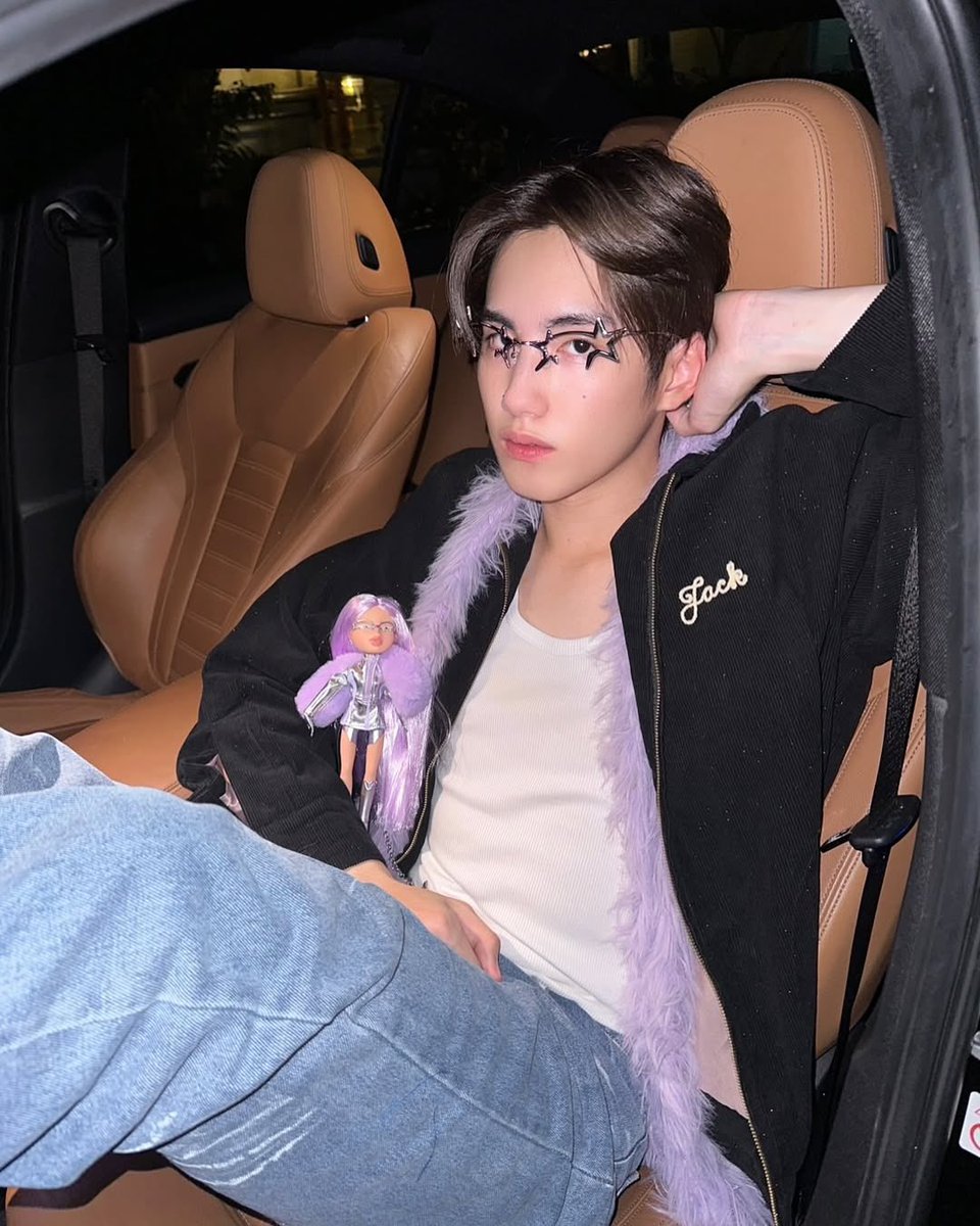 PHUTATCHAI_TH's tweet photo. (📱💖) — PHUTATCHAI IG UPDATE 

GENTLE MONSTER🕶️

#GENTLEMONSTERPOCKETCOLLECTION
#GENTLEMONSTERXBRATZ
#PHUTATCHAI @phutatchai 
#BUSbecauseofyouishine https://t.co/NODwhrtyEj