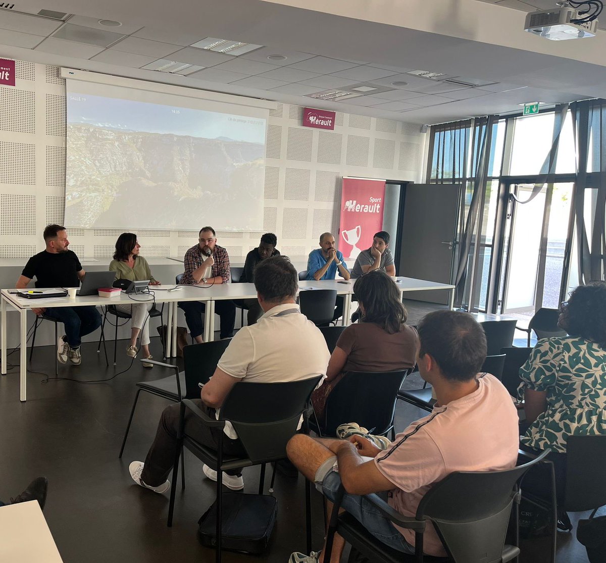 Lord_PLP's tweet photo. Ça faisait longtemps que je ne prenais pas le micro ! 

Hier c’était table ronde autour de l’esport chez @heraultsport avec @MtpEsportClub @Jules_Bsc &amp; GHINS 🎤 https://t.co/aKzc7Rbo97