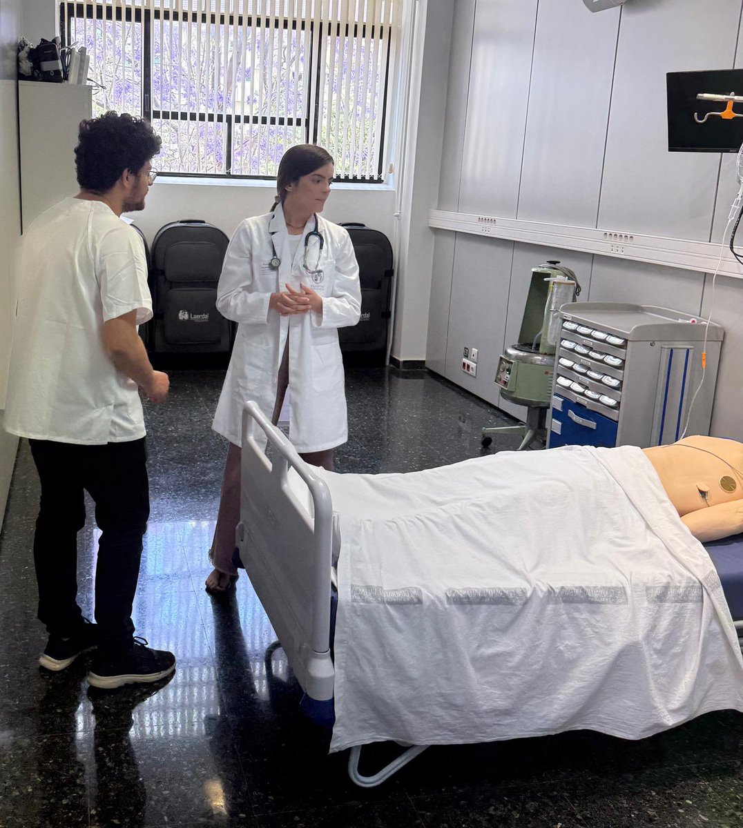 BadenesR's tweet photo. 🎓👩🎓🧑🎓un año más ANESTESIOLOGÍA lleva a cabo los ECOEs (Evaluación Clínica Objetiva Estructurada) a tod@s l@s alumn@s de sexto @medicina_uv .
Reanimación Cardiopulmonar Avanzada 🙌🫀.
#simulación
#CESIS
Nivel de l@s estudiantes EXTRAORDINARIO 🤩 https://t.co/AILAb3717H