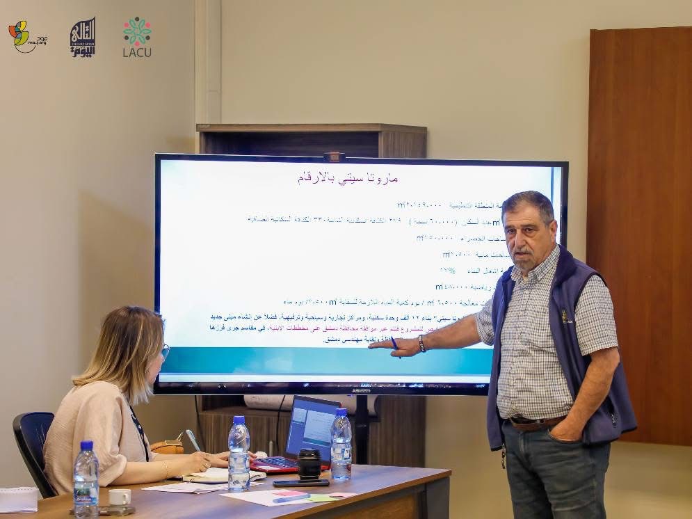 OmranDirasat's tweet photo. شارك الباحث الاقتصادي في مركز عمران للدراسات، مناف قومان، في جلسة حوارية نظّمتها منظمة مَوج التنموية بالتعاون مع @LACU_SYR  و @TDA_SY  بعنوان: "المرسوم 66: فهم الواقع واقتراح مداخل الحل"، بحضور 15 خبيراً وخبيرة من مجالات القانون والهندسة والتخطيط والشأن العام.
سلطت الجلسة الضوء على مشروعي ماروتا سيتي وباسيليا سيتي كنموذجين لتطبيق المرسوم 66، وتأثيرهما على حقوق الشاغلين والمالكين، وأهمية ضمان تعويض عادل ومنصف. كما ناقشت الآثار العمرانية والاجتماعية لهذه المشاريع على دمشق، وشدّدت على ضرورة التوازن بين إعادة الإعمار وحقوق السكان الأصليين.
وخلصت الجلسة إلى جملة من التوصيات التي تدعو لمشاركة السكان في التخطيط وصياغة سياسات أكثر عدالة وشمولية، تراعي المعايير الحقوقية والاقتصادية.
#المنتدى_السوري #عمران #المرسوم66 #ماروتاـسيتي #باسيلياـسيتي
