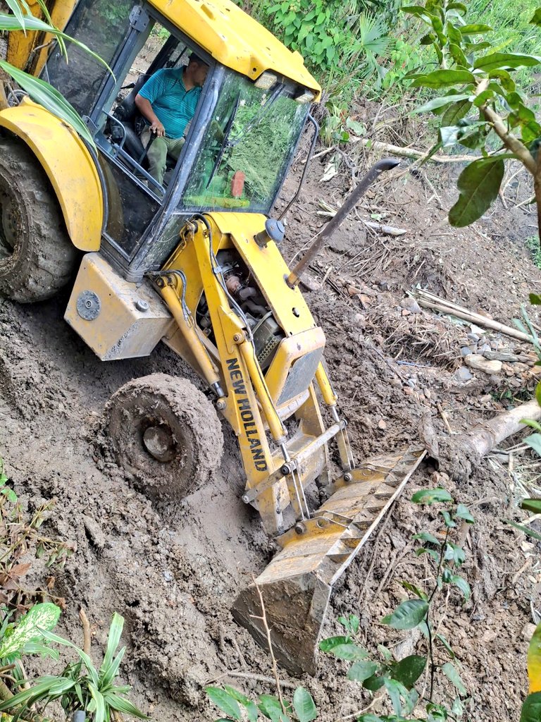 JorgeEmilioRey's tweet photo. 🔴 Amanecemos con #AlertaRoja en la cuenca del río #Humea, especialmente sobre el río San Juanito, con posibles impactos en los municipios de #Paratebueno y #Medina, al oriente de Cundinamarca.

🟡 También se ha declarado la #AlertaAmarilla en las tres cuencas del río Bogotá. Se realiza seguimiento a la cuenca del río Suárez, en #Ubaté y #Fúquene; la cuenca del río Guayuriba, en #Quetame y #Guayabetal; y la del río Guavio, en el municipio de #Gachetá.

En este momento, atendemos 65 puntos críticos con maquinaria amarilla del Instituto de Caminos y Construcciones de Cundinamarca (@ICCUGOB), especialmente en municipios como #LaPalma, donde se intervienen los sectores de La Arenera, La Hermosa, El Potrero y Puerto Leticia, así como en #Villeta, #Medina, #Nocaima, #Nimaima, #Viotá y #Fómeque, removiendo escombros y estabilizando bancas de vía.

Seguimos en atención permanente con toda nuestra infraestructura operativa y técnica. Trabajamos de la mano de los alcaldes y alcaldesas y de sus comités de gestión del riesgo para garantizar reducir los impactos de esta ola invernal.