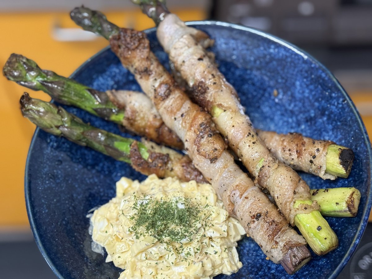 今日はアスパラの肉巻き！！
タルタルを添えて✨

アスパラ立派すぎてフライパンに入んなくて焦ってましたw

#キッチンドランカー部