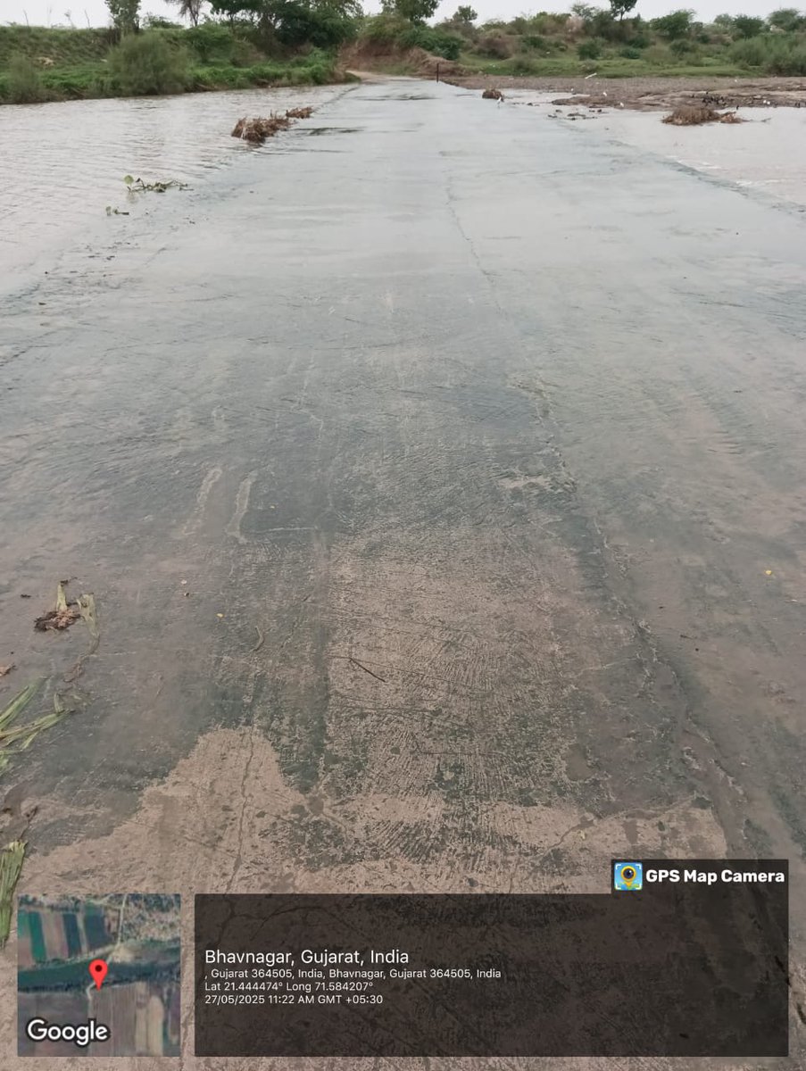 શેત્રુજી નદી પર ગારીયાધારના ઠાંસા અને ઘોબા ગામને જોડતા કોઝવે પર ઉપરવાસથી આવતા વરસાદી પાણી સતત ચાલુ રહેવાથી કોઝવે પર લીલ જામી જવાથી વાહન સ્લીપ થઈ અકસ્માતની સંભાવના ને ધ્યાને લઈ તલાટી કમ મંત્રી તથા સરપંચ દવારા રૂબરૂ મુલાકાત લઈ રસ્તો બંધ કરાવી લાગુ કચેરીને જાણ કરેલ
<a href="/BhavnagarDdo/">DDOBhavnagar</a>
