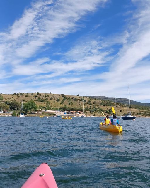 SierraNortecom's tweet photo. ¿Sabes que hay actividades acuáticas en el Embalse de El Atazar? https://t.co/1ClBWBrAM4
Piraguas, pádel surf, vela... te esperan en Cervera de Buitrago con Nortesport 😍
#kayak #embalse #atazar #vela #SierraNorteMadrid #SierraNorteDeMadrid #ElMejorEstiloDeVida #sierrademadrid https://t.co/ZYNsrTdIYE