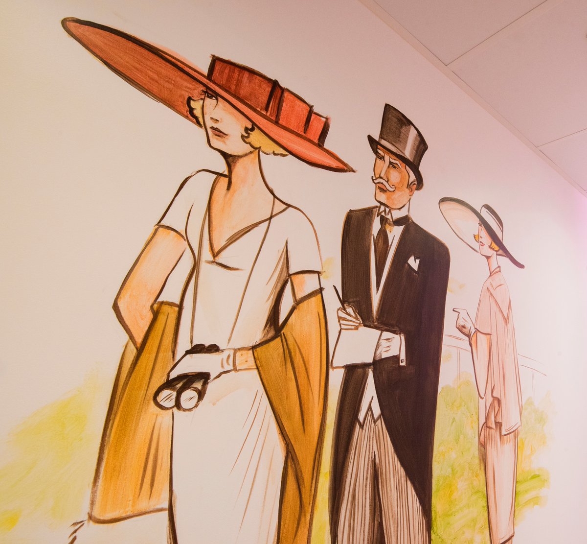 Nuestra habitación "La del Hipódromo de la Zarzuela" rinde homenaje a este icono madrileño, inaugurado en 1941 y aún en plena actividad. Arquitectura, historia y pasión por el deporte reunidas en un espacio que refleja el alma de Madrid.