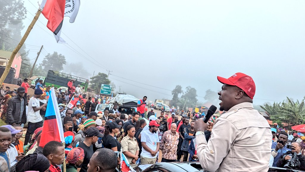 Mapema mchana wa  leo Mei 27, 2025 Makamu Mwenyekiti Bara Mhe. <a href="/HecheJohn/">John Heche</a> akisalimia wananchi wa Mamsera, Jimbo la Rombo Mkoa wa Kilimanjaro waliposimamisha msafara wake uliokuwa unaelekea Tarakea kwaajili ya mkutano wa jioni.

#NoReformsNoElection