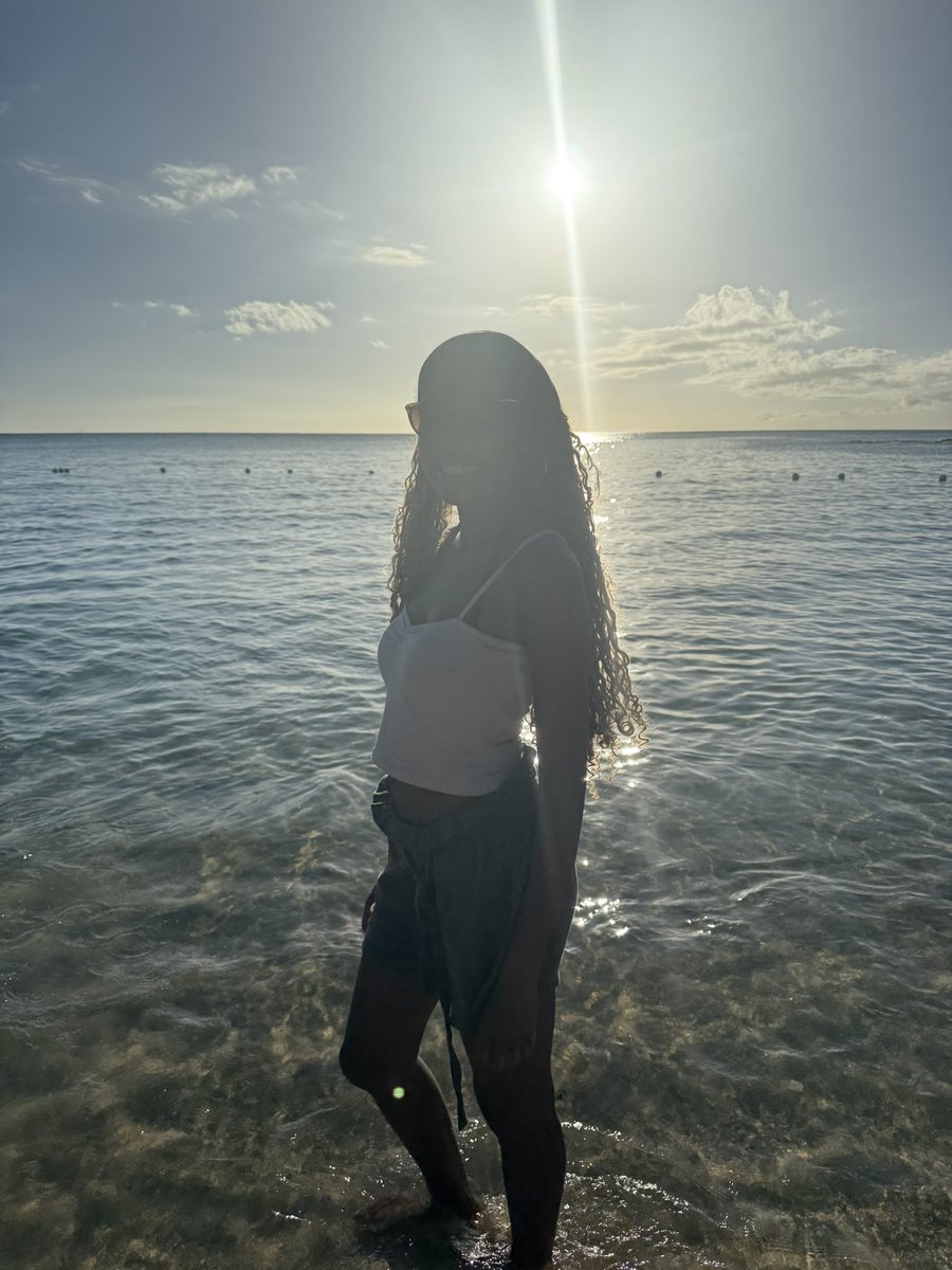 Happy Birthday, Isata! Here’s to more days in the sun 🎉🎈🎁🎂