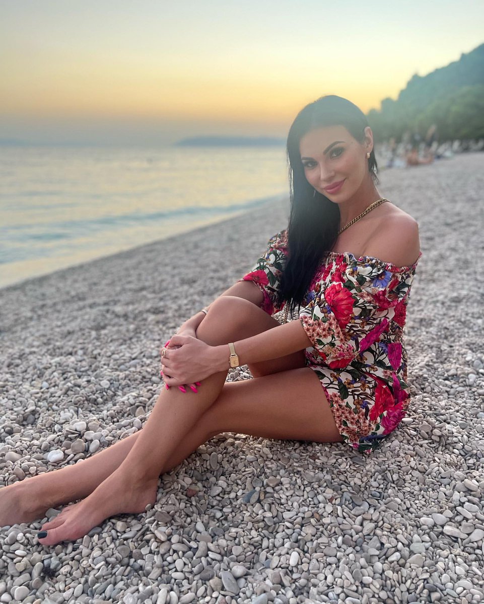 Touchmagicdp's tweet image. At the seaside where the breeze blows gently, the fine sand slides across your fingertips, making every moment filled with tranquility and comfort. The sunlight casts a golden glow, and the waves gently hit the shore, as if telling a gentle story of the sea.