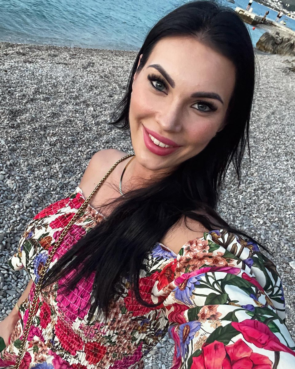 Touchmagicdp's tweet image. At the seaside where the breeze blows gently, the fine sand slides across your fingertips, making every moment filled with tranquility and comfort. The sunlight casts a golden glow, and the waves gently hit the shore, as if telling a gentle story of the sea.