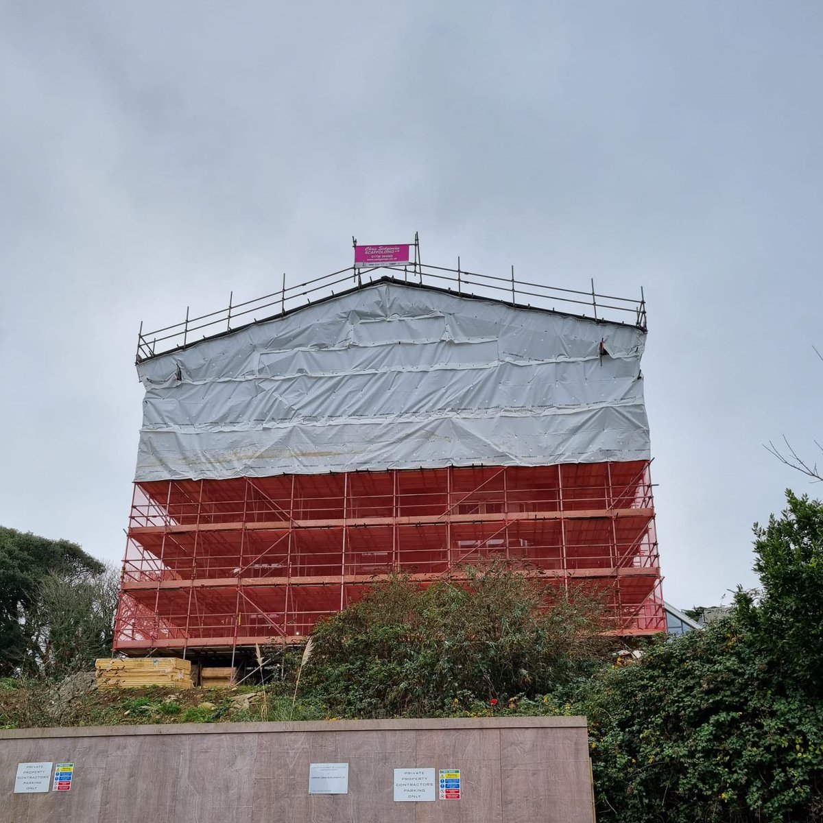 We don’t just build access—we build trust.🤝

Multiple lifts for this large domestic building illustrate the scalability of our domestic services ! 🏡
#SedgmanScaffolding #BigBuildEnergy #CornwallProjects #ScaffoldLife #ConstructionGoals”