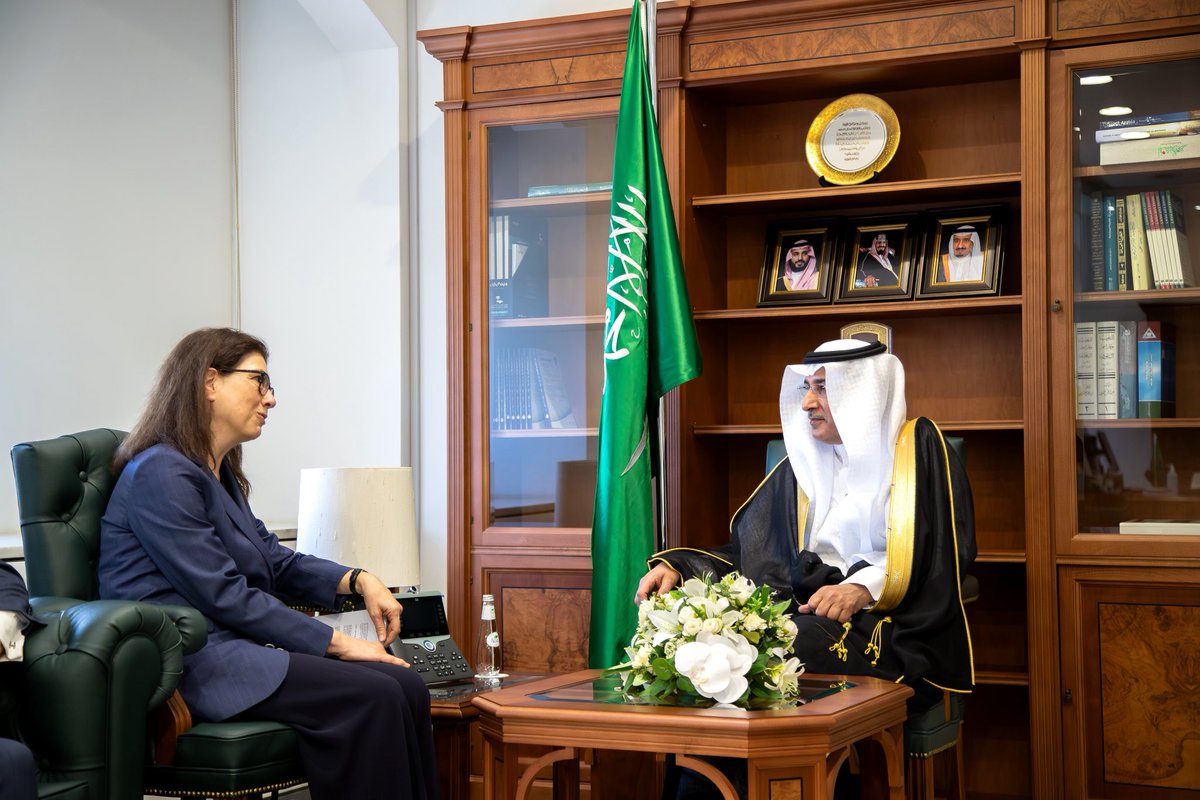 #Riyad | S.E. le Sous-Secrétaire aux Affaires Politiques, l'Ambassadeur Dr Saud Al-Sati, a reçu Mme Helena Malcata, Directrice Générale de la Politique Étrangère au Ministère des Affaires Etrangères de la République du #Portugal.🇸🇦🇵🇹
Ils ont discuté de sujets d'intérêt commun.