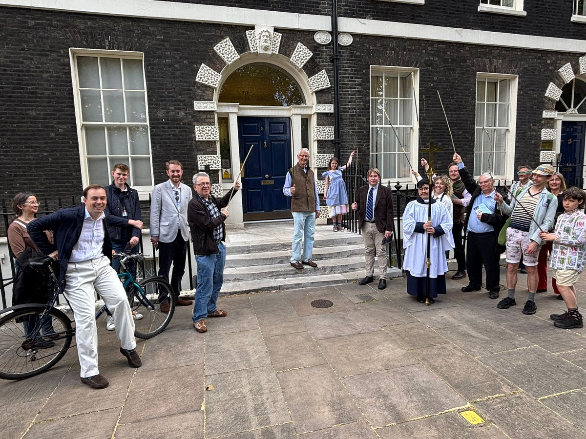 PhillipDawson1's tweet photo. Thank you to everyone who joined us to Beat the Bounds of the parish of @stgilesfields on Sunday - especially to churchwardens Catherine and Oliver for leading the procession and Zi Ken for carrying the cross all the way! #Rogation #BeatingTheBounds #ChurchofEngland #Anglican https://t.co/wMdiNlptQM