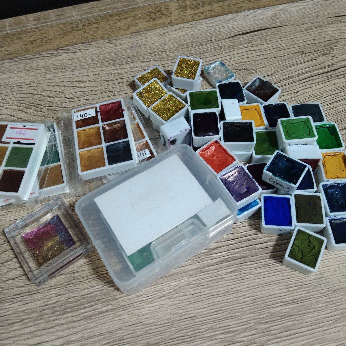 พรุ่งนี้ 1ทุ่มเราจะมาโล๊ะสีน้ำเตรียมรีแบรนด์ใหม่นะคะ พอดีอยากจะเคลียร์สต็อคใหม่ ทุกชิ้นยังใช้ได้ดีปกติมือ1ทัังหมด โล๊ะแบบราคานี้ไม่มีอีกแล้วค่า🥹