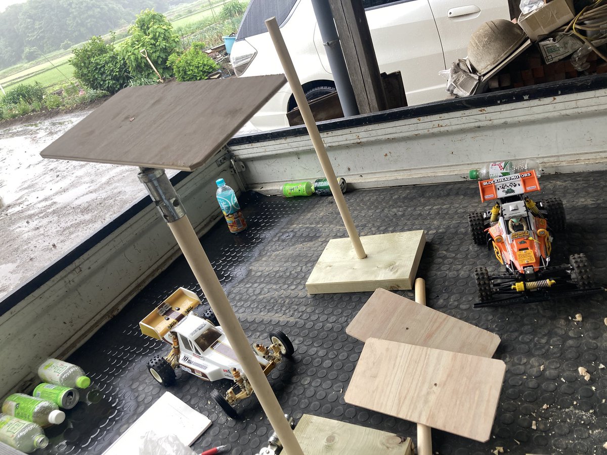 nabe3rc1987's tweet image. サニトラの荷台使って何かできないか友達と相談して作ったバギー展示台。課題はあるものの好評でとても嬉しい☺️ #OSRM #オールドスクールランナーズミーティング #サニートラック