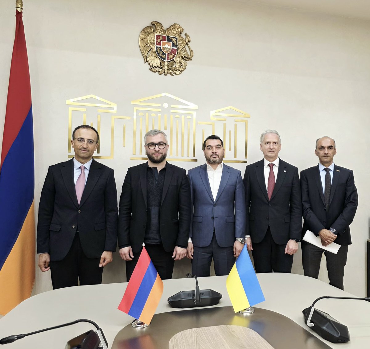 Arsen Torosyan (@arstorosyan) on Twitter photo 🇦🇲🇺🇦 Today, we met with Dmytro Mykysha, the Head of the Ukraine-Armenia friendship group <a href="/verkhovna_rada/">Верховна Рада України</a> who is in 🇦🇲 to participate in the <a href="/YerevanDialogue/">Yerevan Dialogue</a> conference. We discussed ways to strengthen parliamentary cooperation, as well as regional & international issues. 🇦🇲🇺🇦 Today, we met with Dmytro Mykysha, the Head of the Ukraine-Armenia friendship group <a href="/verkhovna_rada/">Верховна Рада України</a> who is in 🇦🇲 to participate in the <a href="/YerevanDialogue/">Yerevan Dialogue</a> conference. We discussed ways to strengthen parliamentary cooperation, as well as regional & international issues.