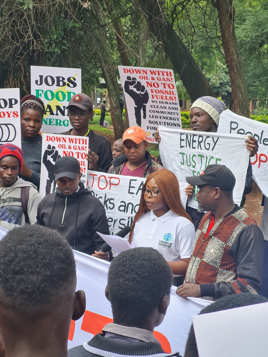 wateulecenter's tweet photo. KCB Bank is not green. It is financing ecocide and displacement through EACOP. This is blood oil backed by corporate greed. We demand Accountability.
@350Africa
@stopEACOP
@ecollabsetotalde
@stopEACOPnl
@stop4Ecop
@princepapa1
#FreeKCB11
#StopEACOP
#KCBComplicity https://t.co/LZGJkAGWik