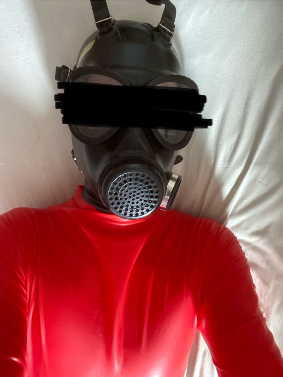 Its quite hard to breathe through this thick gasmask🤤 rubber #latex #gimp #sub #twink #catsuit #bitch #redlatex #mask #gasmask