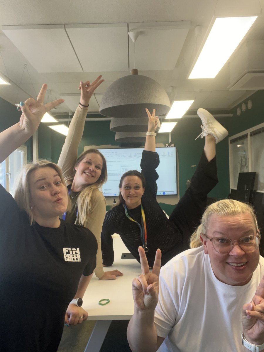 Yhteiset teemat ja tavoitteet toivat porukan yhteen suunnittelemaan tulevia yhteisponnistuksia taitolajien osalta.
Puhe raikui niin, että naapuritalossakin varmasti huomattiin, kun osaamistavoitteita alettiin listata.
Yhteistyössä on voima! #taitolajit #yhdessäenemmän #valmennus