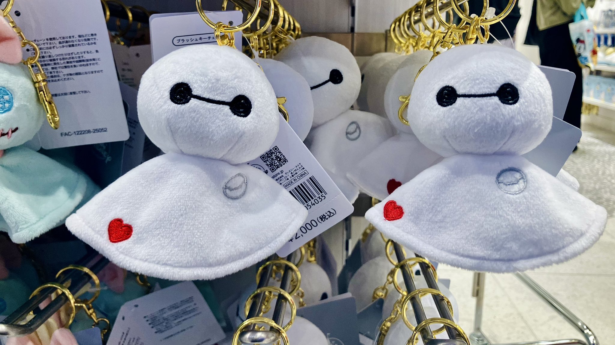 ディズニーストア　ベイマックスてるてる坊主 新品>ベイマックス てるてる坊主 ぬいぐるみキーホルダー