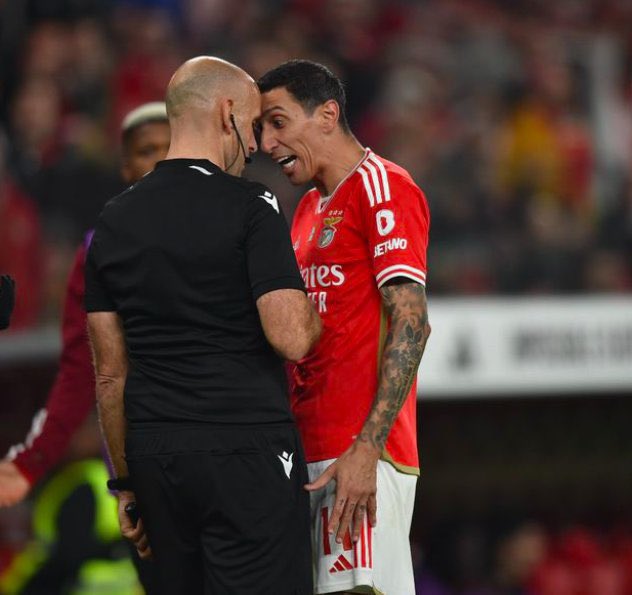 Onde estava essa indignação toda quando o Di Maria (de punho fechado) deu um soco no Pote? Ou quando o Otamendi apertou o pescoço ao Morita? Ou quando o Di Maria, por inúmeras vezes, encostou a cara nos árbitros?

Lições de moral é coisa que o Benfica nunca dará ao Sporting.