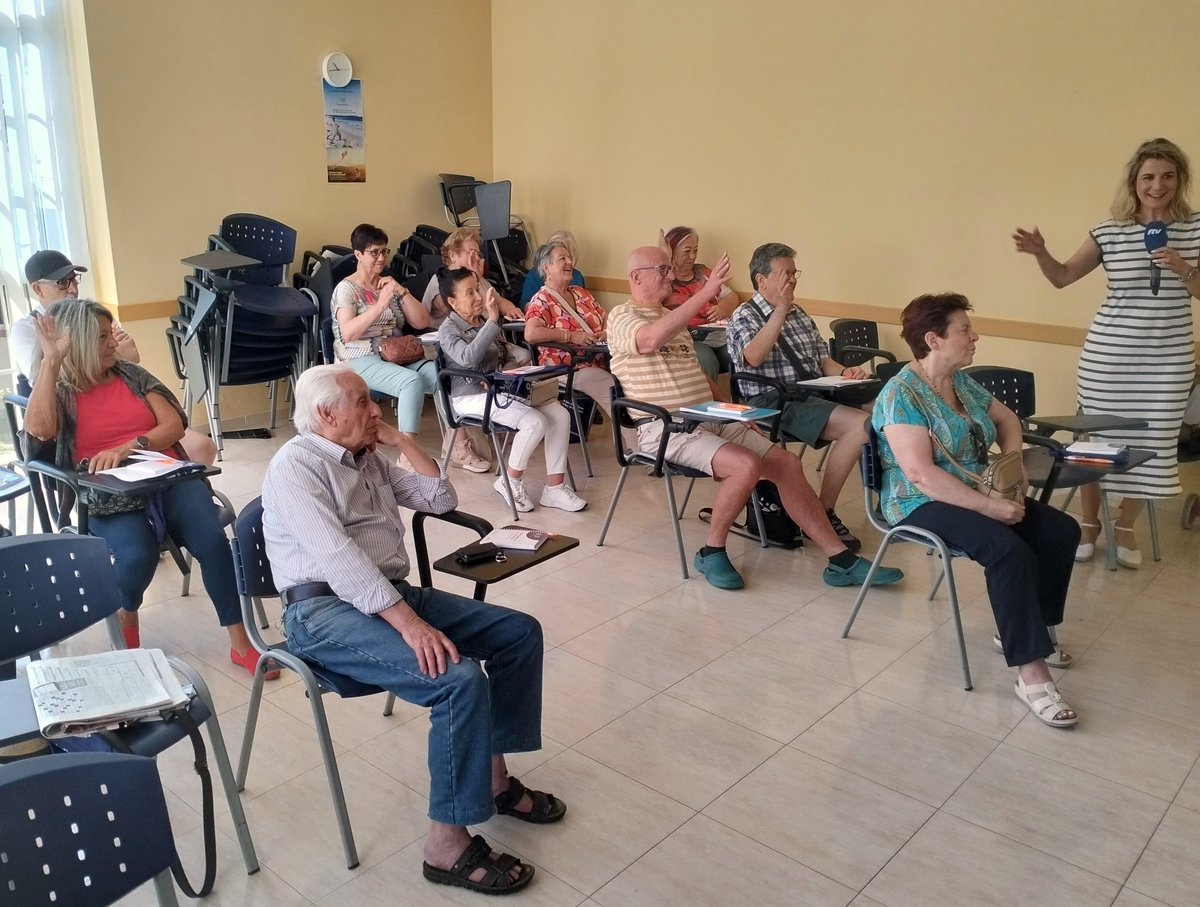 Fuengirola vuelve a sumarse! Una quincena de 👴👵 aprenden sobre #desinformación, bulos e IA en el 🏡 Social de Puebla Lucía. Nos acompañaron, la concejala <a href="/fuengirola/">Ayto. Fuengirola</a> Cristina Bornao y Juan Antonio Quesada <a href="/caixabank/">CaixaBank</a> 
💪 Organiza <a href="/aprensamalaga/">Asociación de la Prensa de Málaga</a>
🤝 <a href="/diputacionMLG/">Diputación de Málaga</a> y <a href="/FundlaCaixa/">Fundación ”la Caixa”</a>