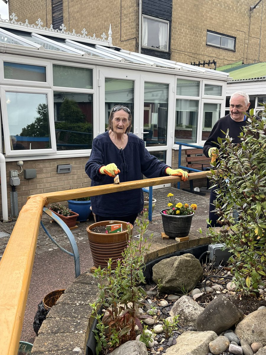 Garden activities with our lovely people and their family painting our garden rails for the summer ❤️
