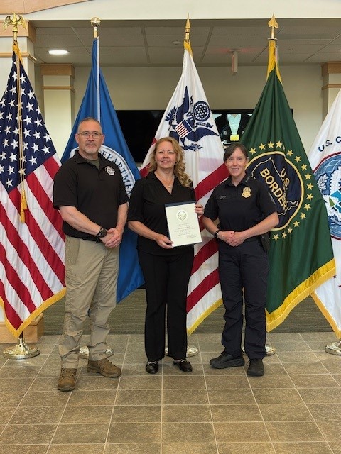 CBPLESCXD's tweet image. With the assistance of @CBPOpsSpprtEAC Casey Durst, we recently honored our Mission Support Branch Assistant Director with her 35 years of Government Service Award! Congratulations on your career accomplishments and your 35 years of service!