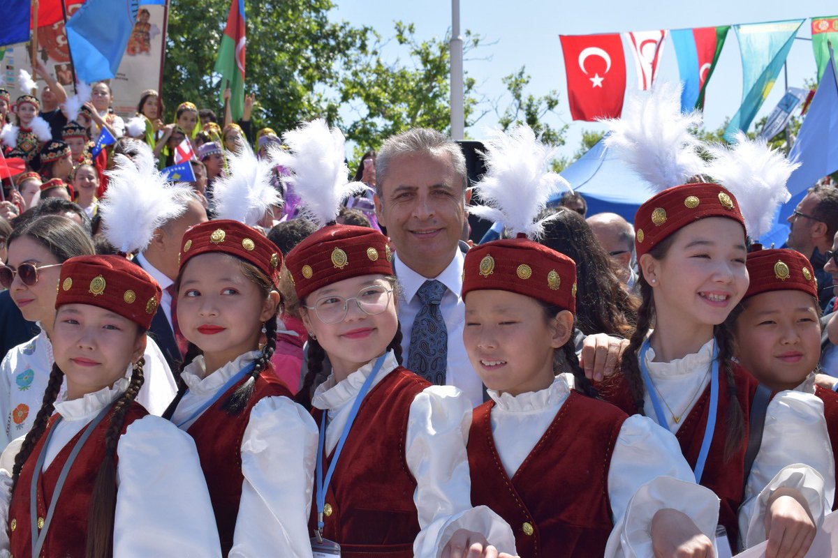 Türk Dünyası’nın çocukları kardeşlik, barış, dostluk; “Dilde, Fikirde, İşte Birlik” için 25. defa Dünyası Çocuk Şöleni Kadıköy’de büyük bir coşku ile kutlandı!

Kaymakamımız Sn.<a href="/muhittinpamuk/">Muhittin Pamuk</a> Türk Dünyası Araştırmaları Vakfınca bu yıl 25’incisi düzenlenen "Çocuk Şöleni"ne katıldı