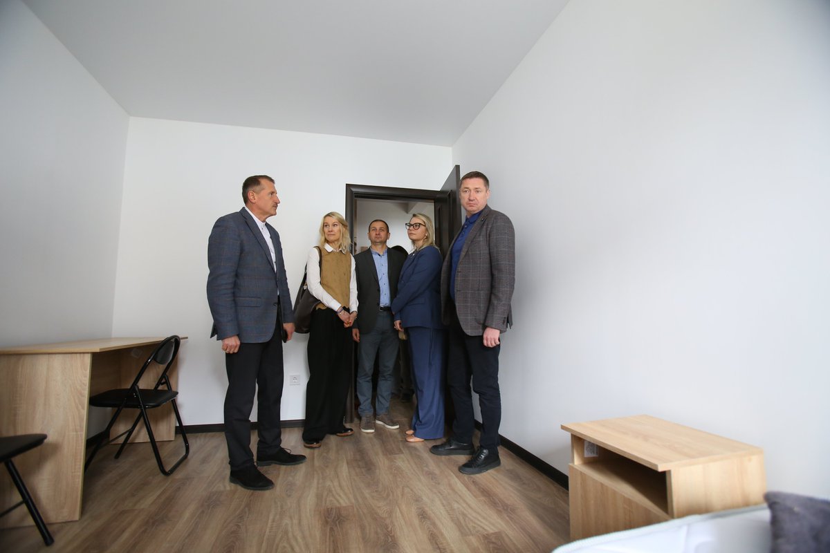 12 families displaced from frontline Donetsk, Kherson &amp; Luhansk regions received 🔑to apartments in the social housing in Lviv region🇺🇦 refurbished in partnership w local authorities, @moveUkraine, UNHCR &amp; partner NEEKA.

Having a safe &amp; dignified 🏡 is a foundation for recovery.