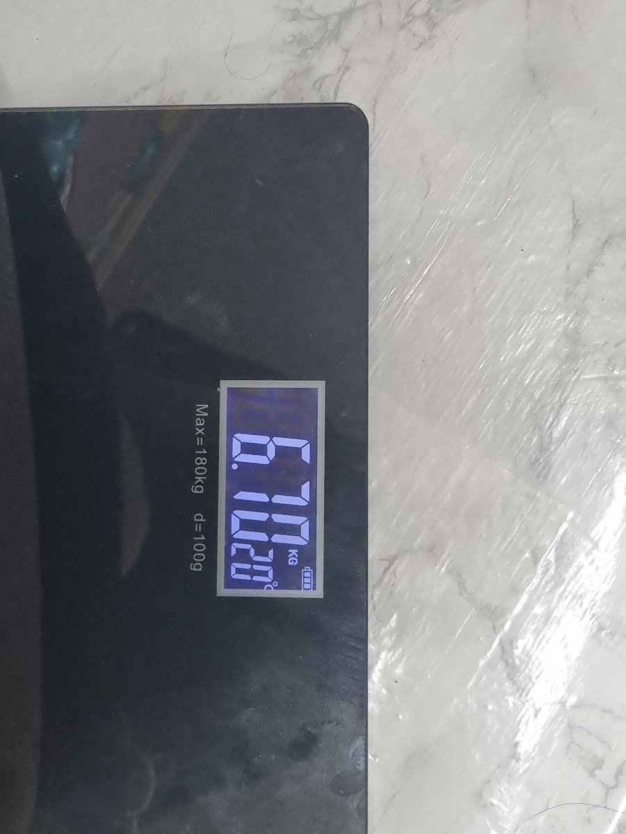 가방이 무거워서 체중계로 재봤더니..6..6kg이요?
사실 처음에 7키로 나왔는데 뭐가 좀 빠진듯 하네요..아니 이걸 어케 들고 다녔지.