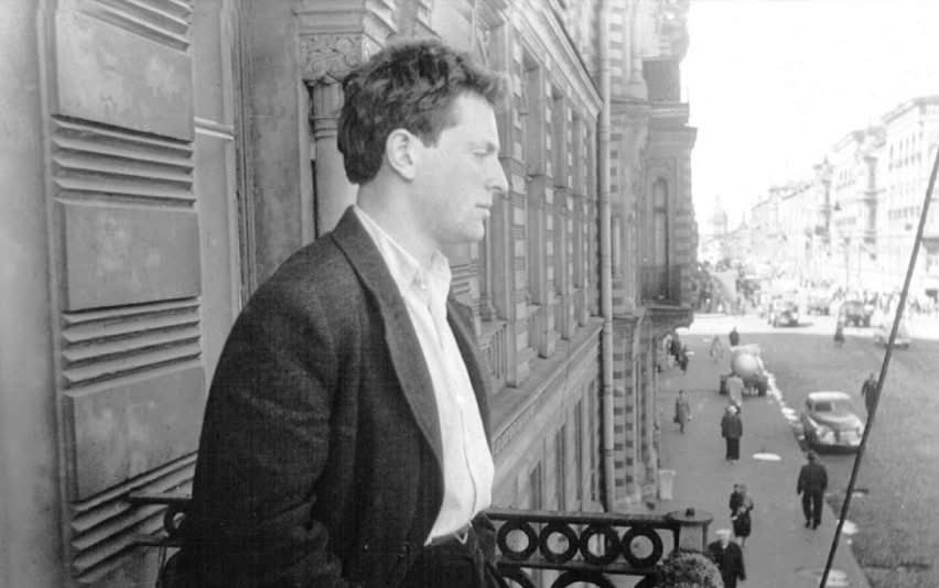 Я входил вместо дикого зверя в клетку,
выжигал свой срок и кликуху гвоздем в бараке,
жил у моря, играл в рулетку,
обедал черт знает с кем во фраке.
С высоты ледника я озирал полмира,
трижды тонул, дважды бывал распорот.
Бросил страну, что меня вскормила.
Из забывших меня можно