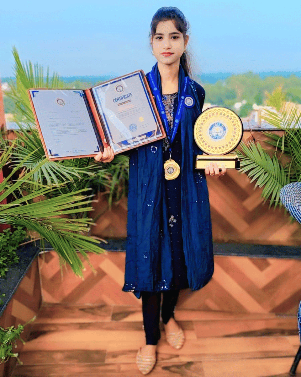 acebookofrecord's tweet photo. 🌸 Shama Parwin from India has officially set the record for the fastest handmade paper flower 🏆✨
#shamaparwin #handmadeflower #paperflowerart #indiarecord #worldrecordholder #fastesthands #creativegenius #acebookofrecords 

Read more at:
https://t.co/rfJM1Sqmb1 https://t.co/MqVK6AiwpC