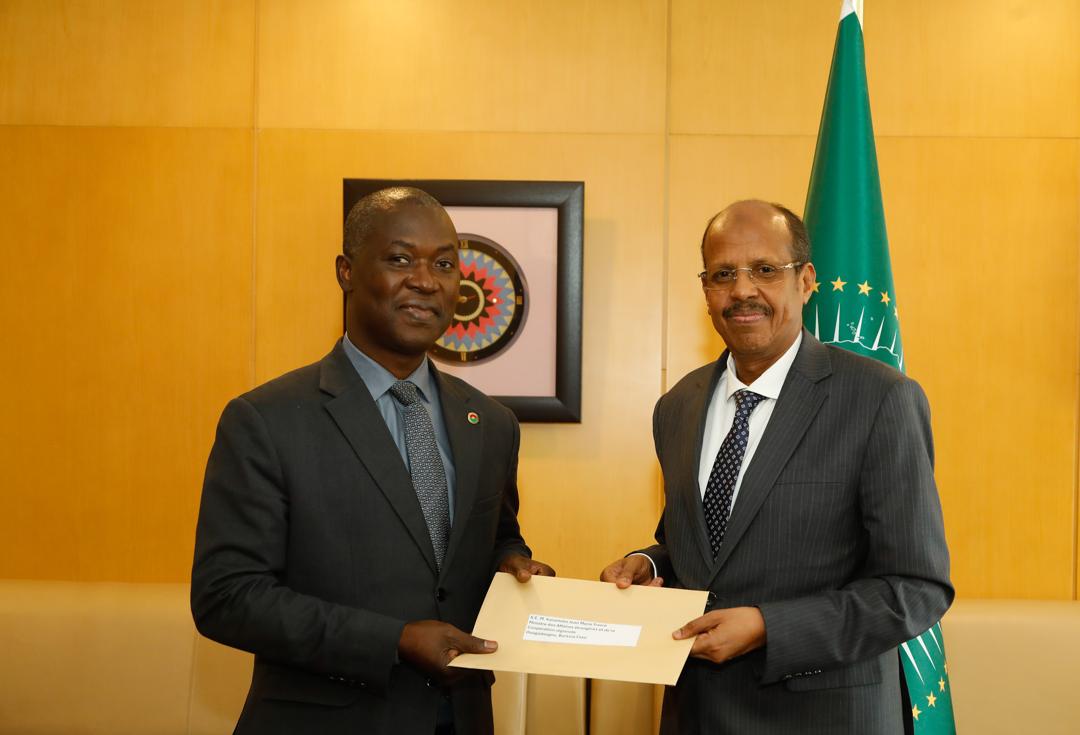 _AfricanUnion's tweet photo. Le Président de la Commission de l’Union africaine engage un dialogue avec les représentants des États membres sahéliens sur la transition politique.

Le Président de la Commission de l’Union africaine, S.E. Mahmoud Ali Youssouf, a tenu ce matin des consultations avec les Ambassadeurs du Burkina Faso, du Mali et du Niger accrédités auprès de l’Union africaine.

Cette rencontre fut une occasion d’échanger sur la situation politique dans leurs pays respectifs et d’explorer des pistes de réengagement en vue du rétablissement de l’ordre constitutionnel, conformément aux normes de l’Union africaine et aux engagements communs.

Dans le cadre des efforts continus de la Commission pour promouvoir le dialogue et soutenir des solutions pacifiques, le Président a transmis des lettres aux Ministres des Affaires étrangères des trois pays, les invitant à Addis-Abeba pour de nouvelles consultations. Ces discussions visent à définir une feuille de route consensuelle et assortie d’un calendrier pour un retour à la gouvernance constitutionnelle.

L’Union africaine reste engagée à travailler avec tous les États membres dans un esprit de solidarité, de coopération et de respect des principes stipulés dans l’Acte constitutif de l’Union africaine.

Lire @ https://t.co/Cnc25KVo1s