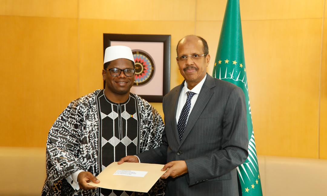 _AfricanUnion's tweet photo. Le Président de la Commission de l’Union africaine engage un dialogue avec les représentants des États membres sahéliens sur la transition politique.

Le Président de la Commission de l’Union africaine, S.E. Mahmoud Ali Youssouf, a tenu ce matin des consultations avec les Ambassadeurs du Burkina Faso, du Mali et du Niger accrédités auprès de l’Union africaine.

Cette rencontre fut une occasion d’échanger sur la situation politique dans leurs pays respectifs et d’explorer des pistes de réengagement en vue du rétablissement de l’ordre constitutionnel, conformément aux normes de l’Union africaine et aux engagements communs.

Dans le cadre des efforts continus de la Commission pour promouvoir le dialogue et soutenir des solutions pacifiques, le Président a transmis des lettres aux Ministres des Affaires étrangères des trois pays, les invitant à Addis-Abeba pour de nouvelles consultations. Ces discussions visent à définir une feuille de route consensuelle et assortie d’un calendrier pour un retour à la gouvernance constitutionnelle.

L’Union africaine reste engagée à travailler avec tous les États membres dans un esprit de solidarité, de coopération et de respect des principes stipulés dans l’Acte constitutif de l’Union africaine.

Lire @ https://t.co/Cnc25KVo1s