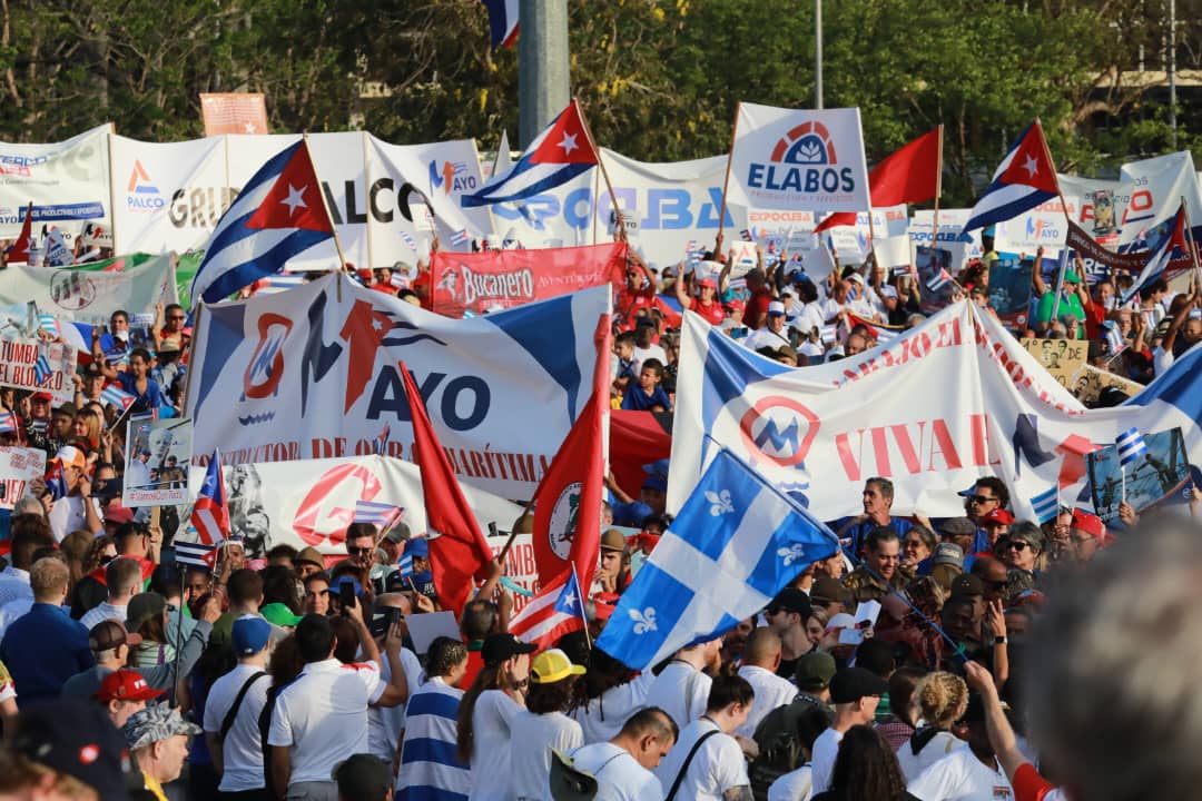 "Nuestra más firme columna, nuestra mejor tropa, la única tropa que es capaz de ganar sola la guerra: ¡Esa tropa es el pueblo!"

#FidelPorSiempre

#NiTanticoAsí al enemigo que intenta dividirnos y someternos