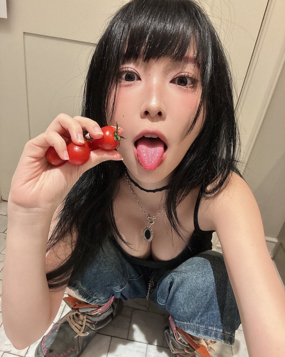 Kimmyyoy1's tweet photo. มะเขือเทศสีอะไร? 🍅 https://t.co/DJ5EZhcd6m