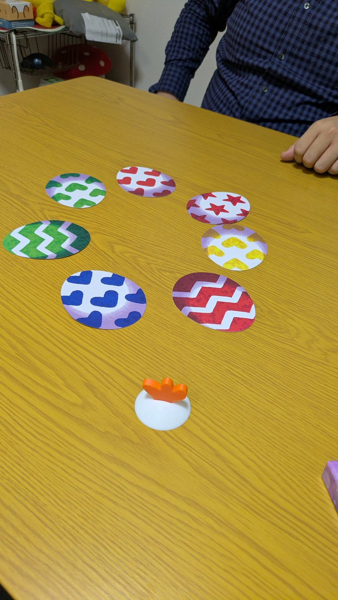 トリアタマズをプレイ。
単純な神経衰弱かと思ったが、なんにも覚えられない。
一度も当てられずにトリアタマに。
酒を飲んでやるんじゃなかった。