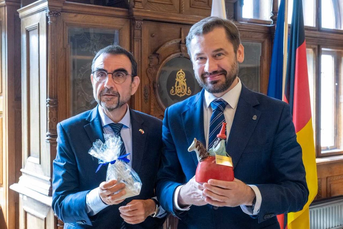 Aleksander Miszalski (@miszalski_) on Twitter photo Współpraca europejskich regionów to jeden z kluczy do dynamiczniejszego rozwoju i zacieśniania relacji.
W Magistracie spotkałem się dzisiaj z <a href="/Markus_Soeder/">Markus Söder</a> Premierem Bawarii, <a href="/klausholetschek/">Klaus Holetschek</a> Przewodniczącym frakcji CSU i przedstawicielami bawarskiej delegacji.
Wspólnie Współpraca europejskich regionów to jeden z kluczy do dynamiczniejszego rozwoju i zacieśniania relacji.
W Magistracie spotkałem się dzisiaj z <a href="/Markus_Soeder/">Markus Söder</a> Premierem Bawarii, <a href="/klausholetschek/">Klaus Holetschek</a> Przewodniczącym frakcji CSU i przedstawicielami bawarskiej delegacji.
Wspólnie