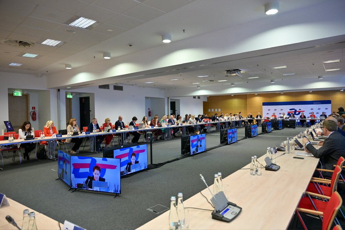PLintheEU's tweet photo. The #EUPAN meeting takes place in Warsaw - nearly 90 public administration experts from across Europe participate. 

Key topics include:
⚖️ Innovative ethical policies
🏡 Work-Life Balance solutions
🤖 Responsible AI use
🌿 Green administration development

#Poland25eu https://t.co/JKE01UbDTo