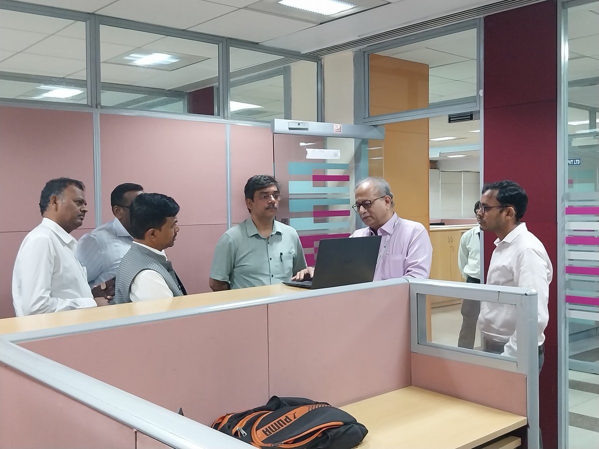 Director STPIC gave a walk through of TechNest Incubation &amp; FinBlue CoE to Sh.Brajendra Navnit,Pr. Secy,Dept of IT&amp; DS  GoTN @ STPIChennai facility.
The Secy, interacted with the startups, shared his invaluable inputs &amp; appreciated innovative Fintech products of FinBlue startup’s